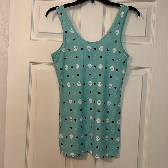JUNIORS NWOT SKULL AND HEARTS TANK TOP : SIZE LARGE - Picture 3 of 3